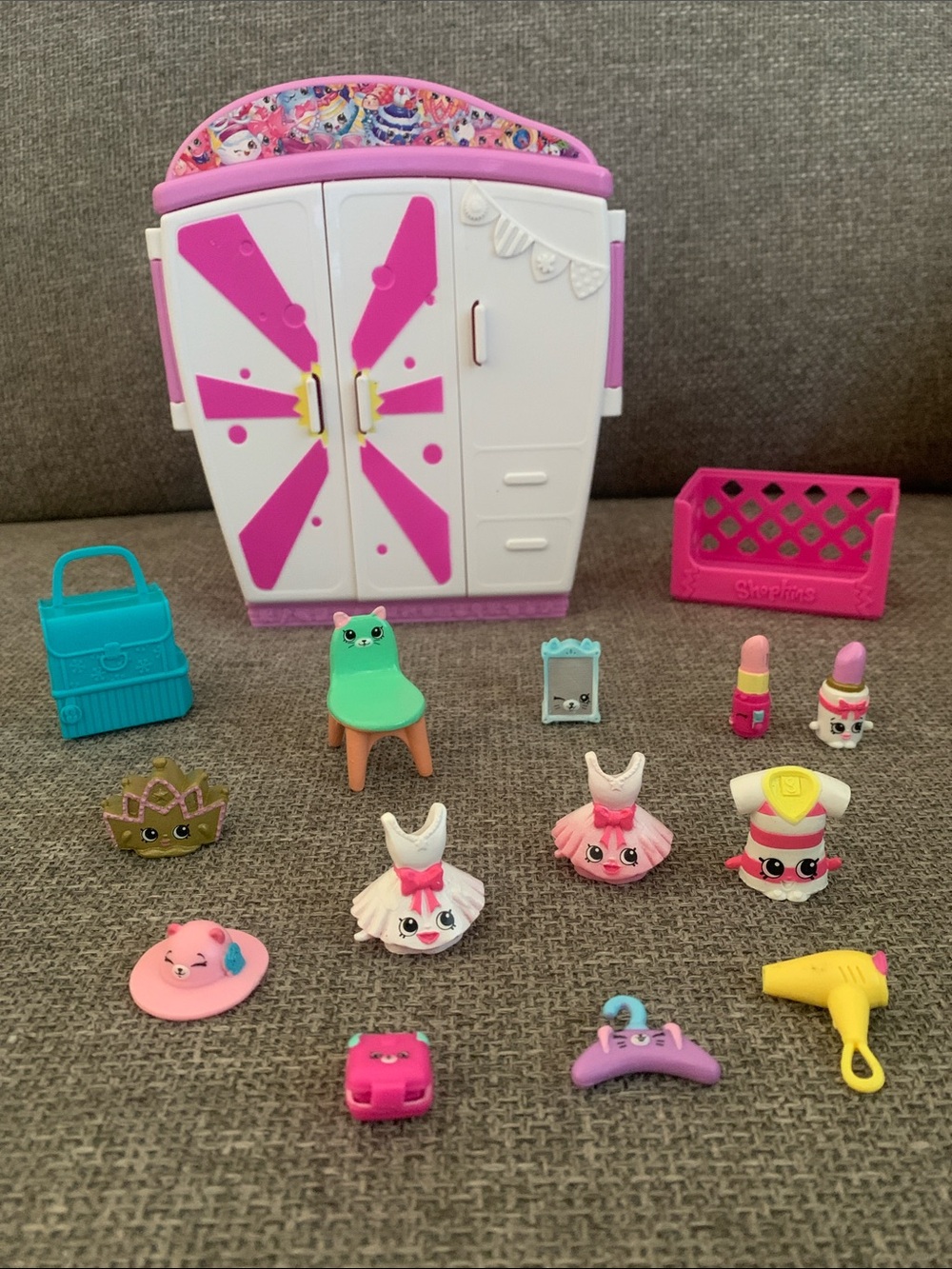 Shopkins Closet Wardrobe Playset with Assorted Figures and Accessories